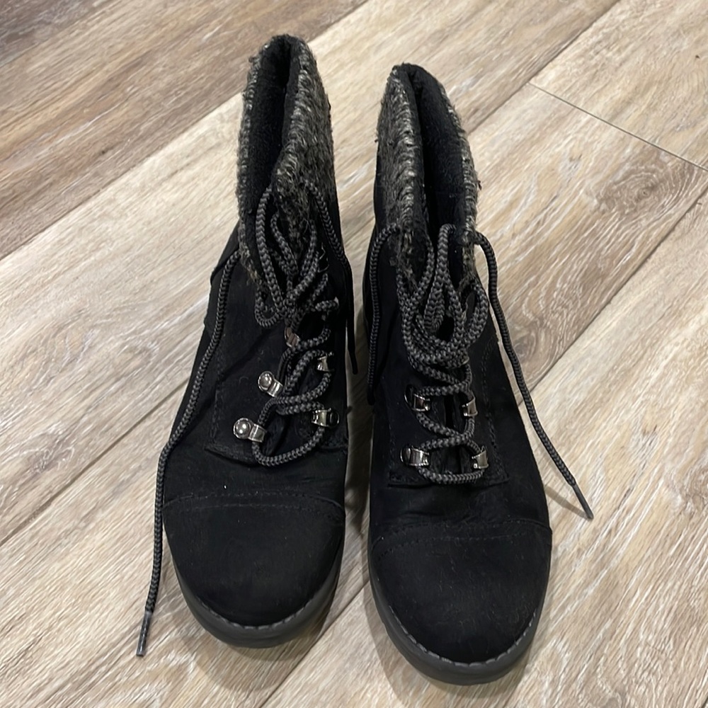 Universal thread boots size 6
